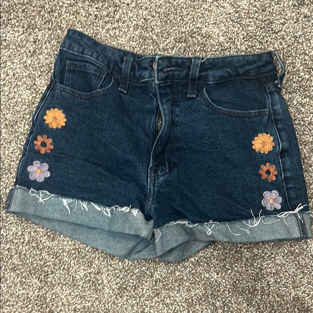 Hollister ultra high-rise Mom shorts 3” Floral Embroidered Denim Shorts size 26